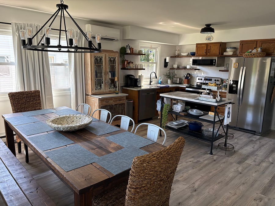 Open concept dining area & kitchen 