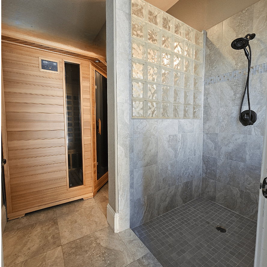 Share Extra shower with infrared sauna next to the pool