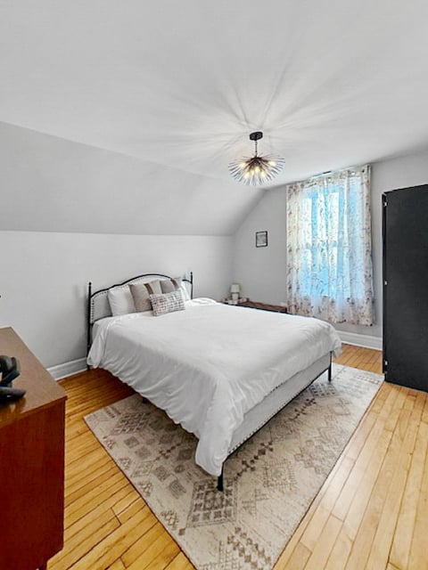 2nd Bedroom w/ Queen Bed