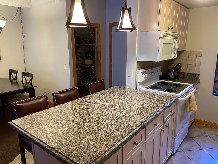Kitchen wtih bar