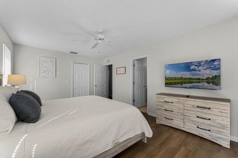 King En-suite - Located downstairs with a separate private entrance
