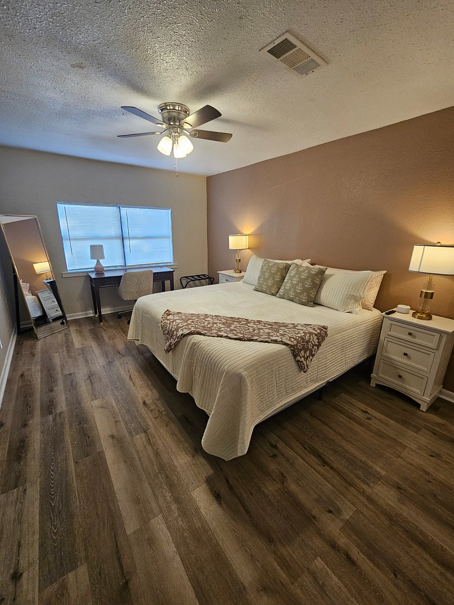 King Bed w/ Tv & Work Station