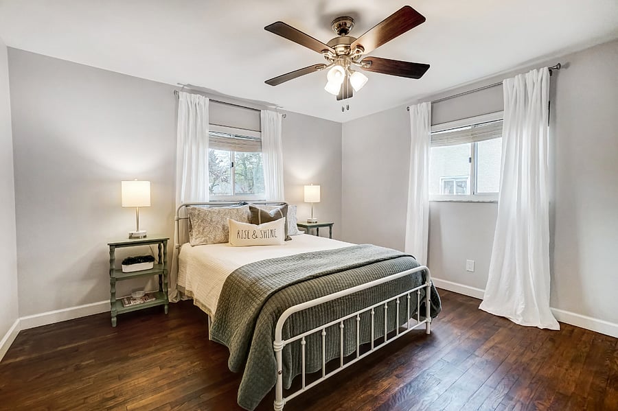 Bedroom w/Queen bed
