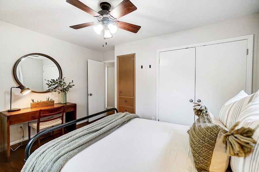 Bedroom w/Full bed and desk