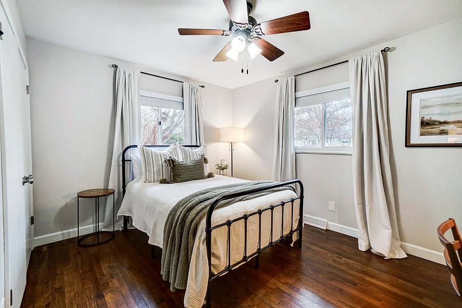 Bedroom w/Full bed and desk