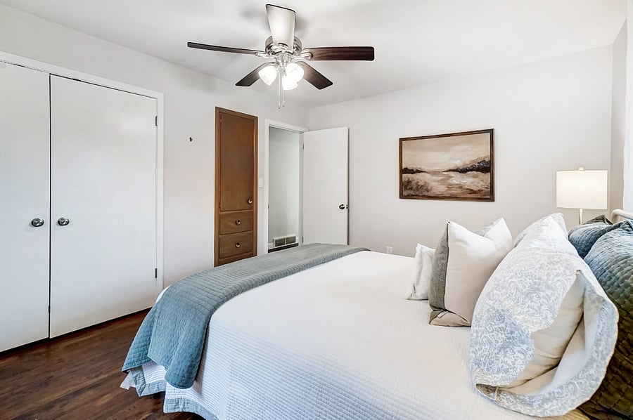 Bedroom w/Queen bed