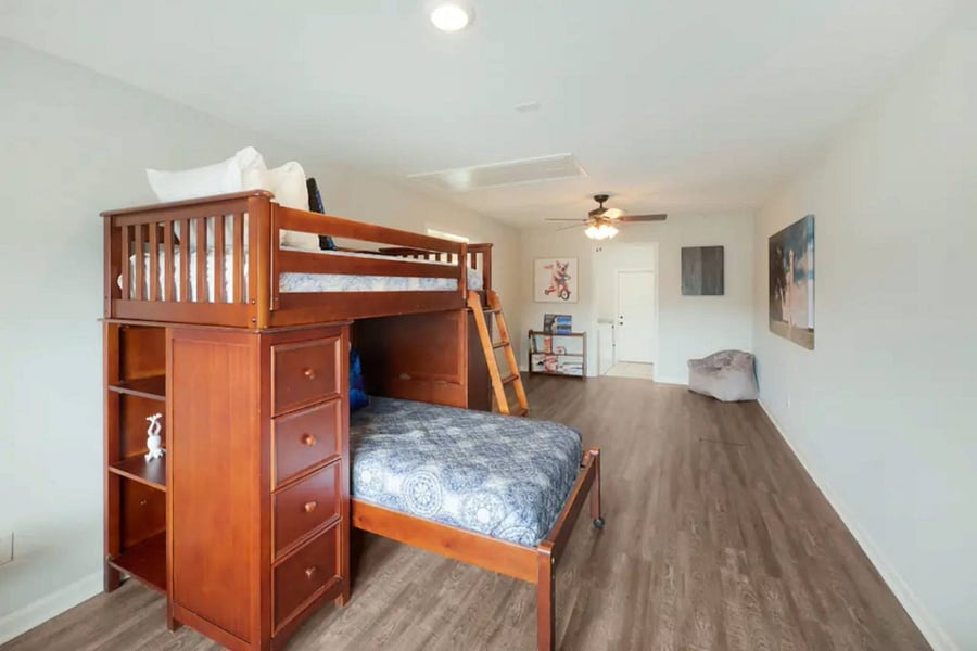 Large bunk room with twin beds