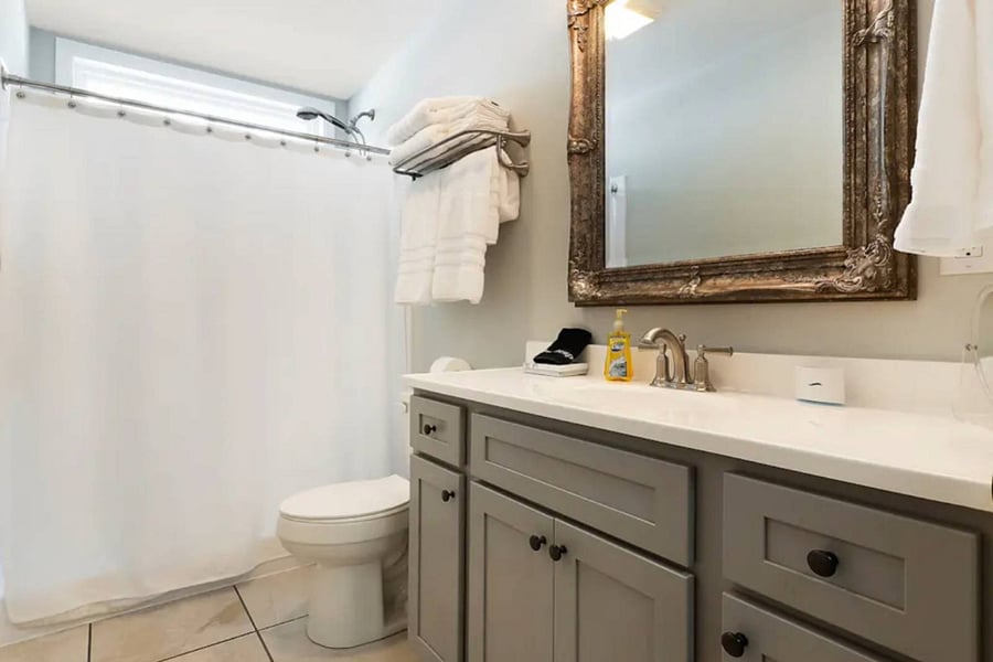 Full bathroom with plenty of towels and toiletries for your stay