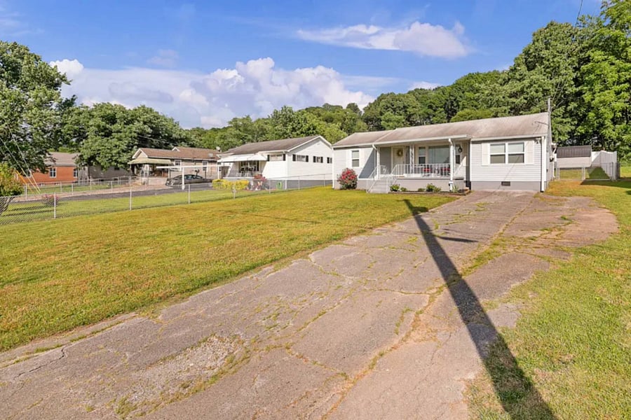 Driveway with plenty of space for parking