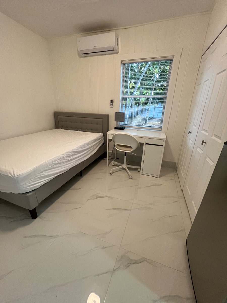 Full-size bed w/ new mattress and desk and chair for study!Efficient living! Great view of the tranquil backyard.