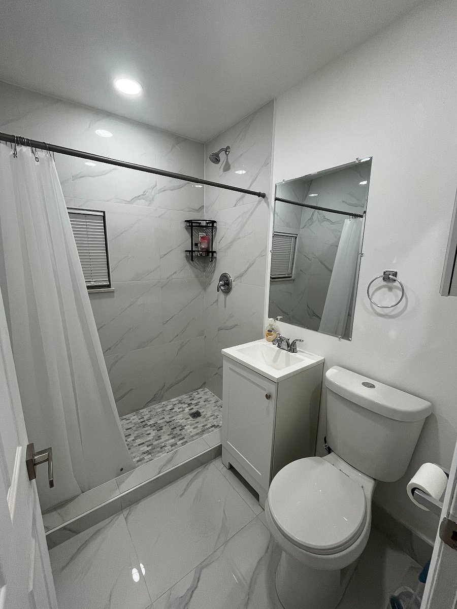 Bathroom/ large tiled shower