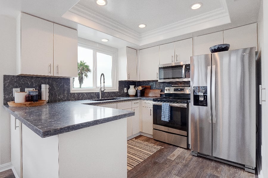 Full kitchen