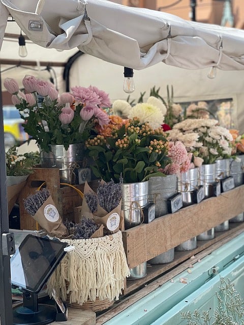 This amazing golf community hosts a monthly market for local vendors to sell their crafts, flowers, baked goods, and more just a 3-5 minute walk from the apartment!