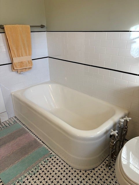 Upstairs bathroom - Great soaking tub!
