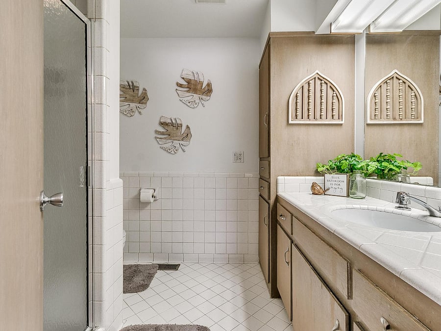 Ensuite (private bathroom)