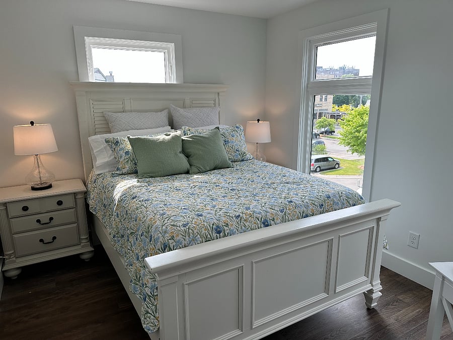 South Bedroom, Queen