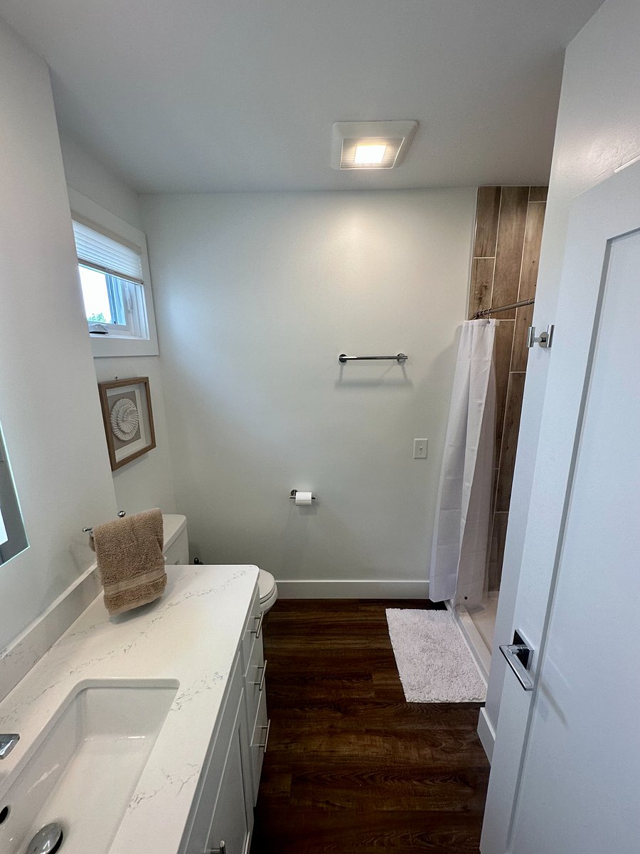 1st Floor Full Bath with Shower