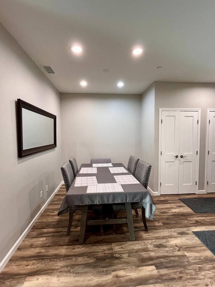 Dining Room between the bedrooms