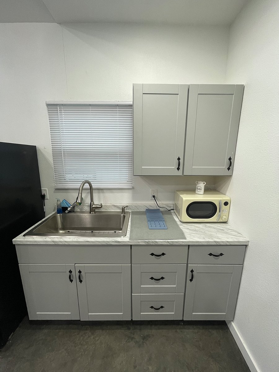 The kitchenette is fully equipped with a stove, microwave, fridge, and all the basics you need to whip up a quick meal or snack. Perfect for travelers who want the option to cook at home during their stay.