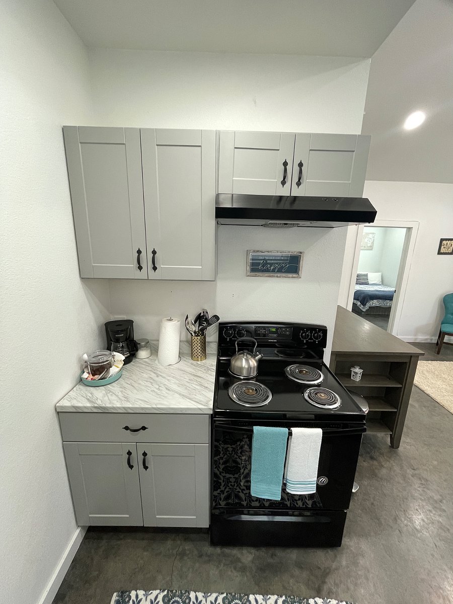 The kitchenette is fully equipped with a stove, microwave, fridge, and all the basics you need to whip up a quick meal or snack. Perfect for travelers who want the option to cook at home during their stay.