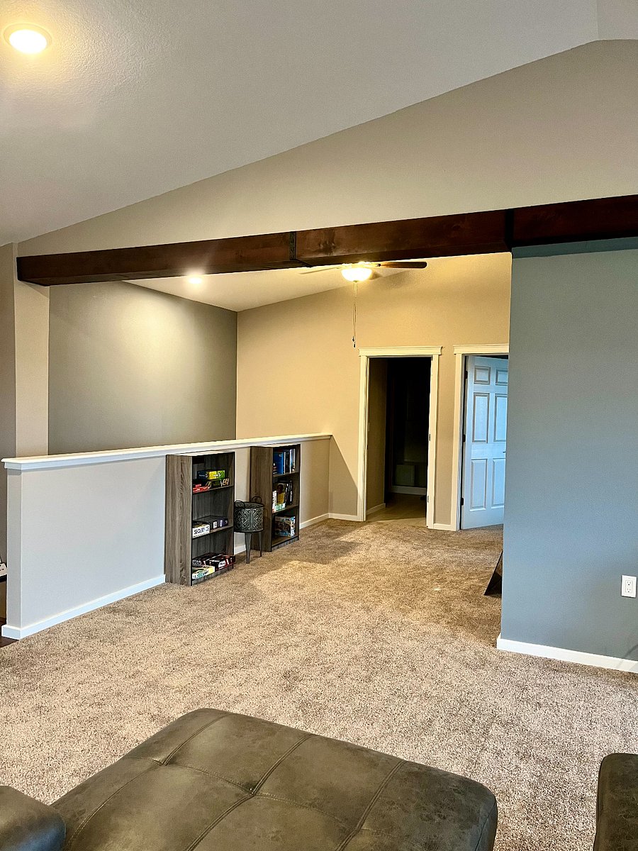  hallway to bathroom/ bedrooms 