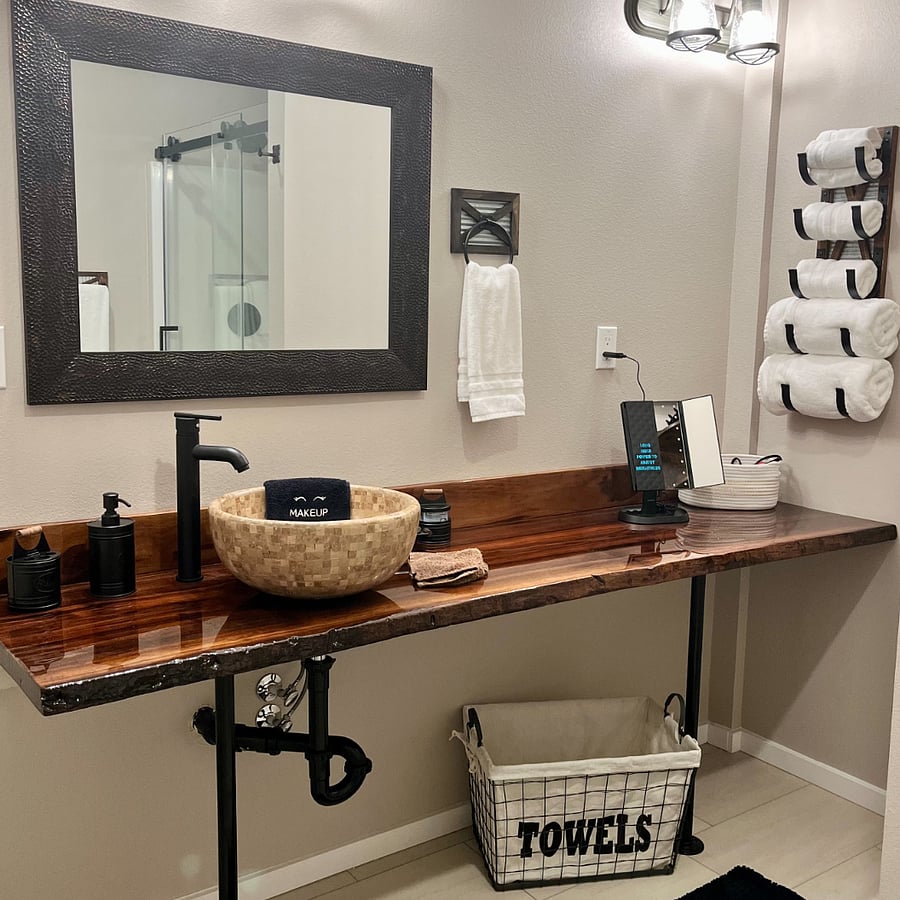 Bathroom counter/ sink space