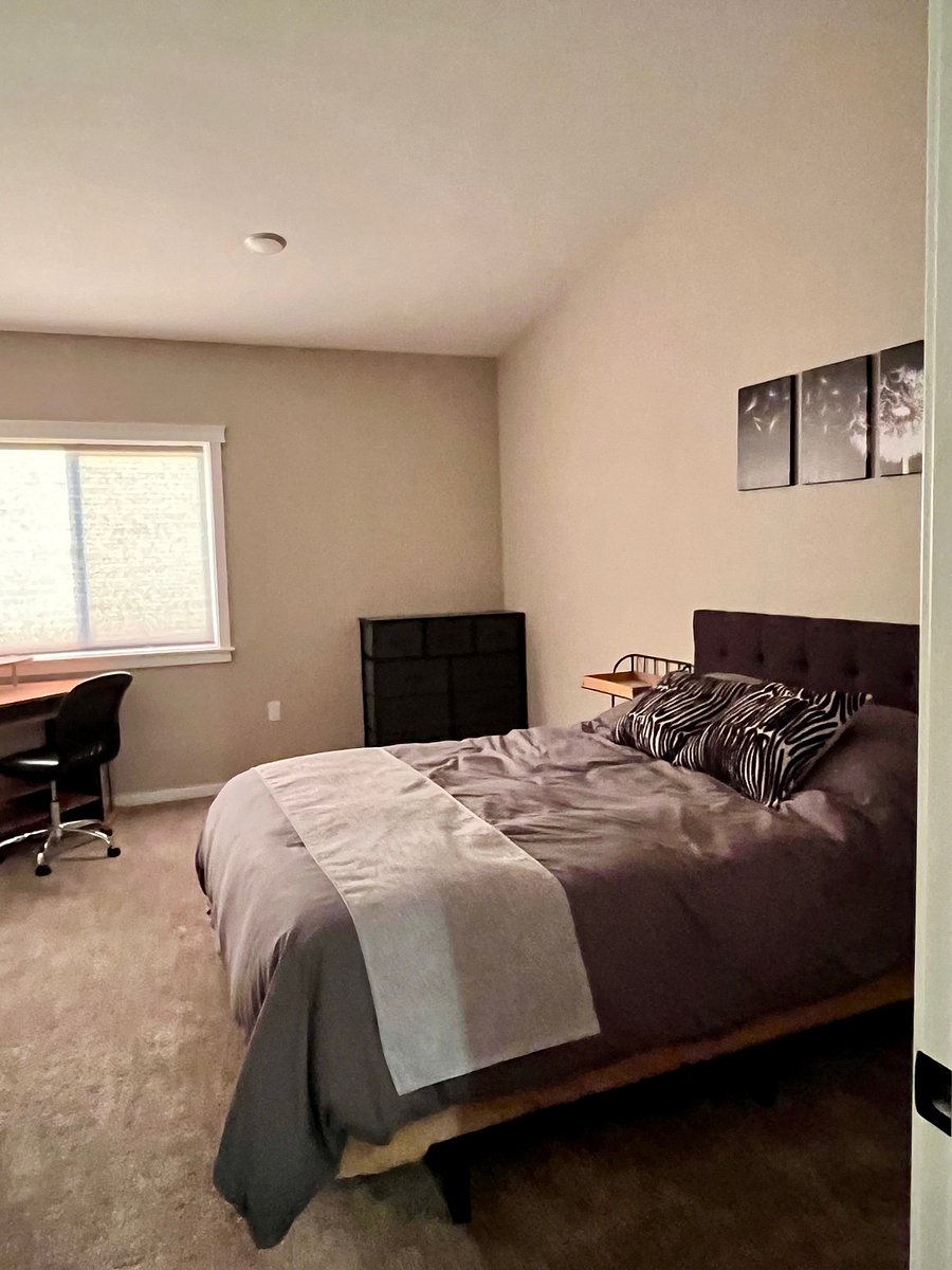 Second Bedroom-Queen Bed and desk workspace
