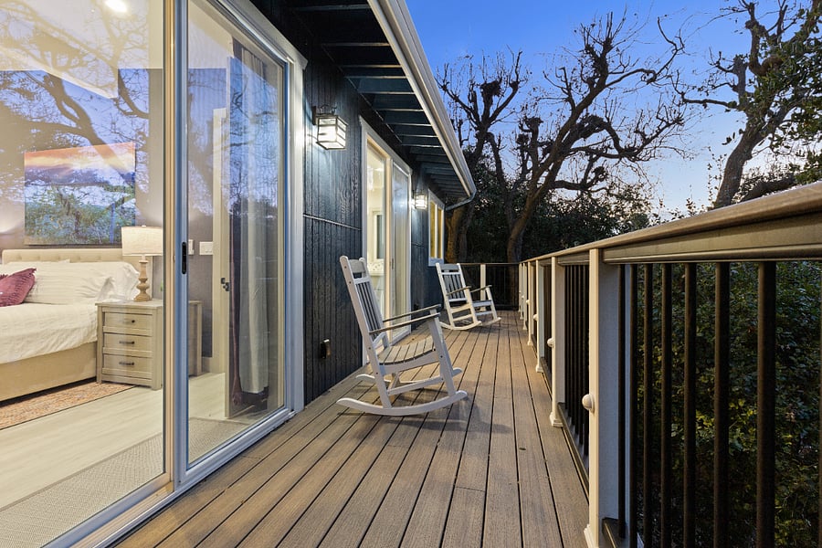 Common back deck off living room, Suite 3