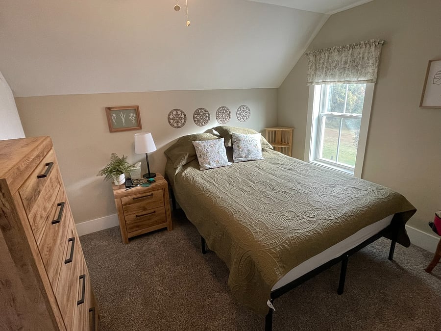Bedroom (Queen Bed)