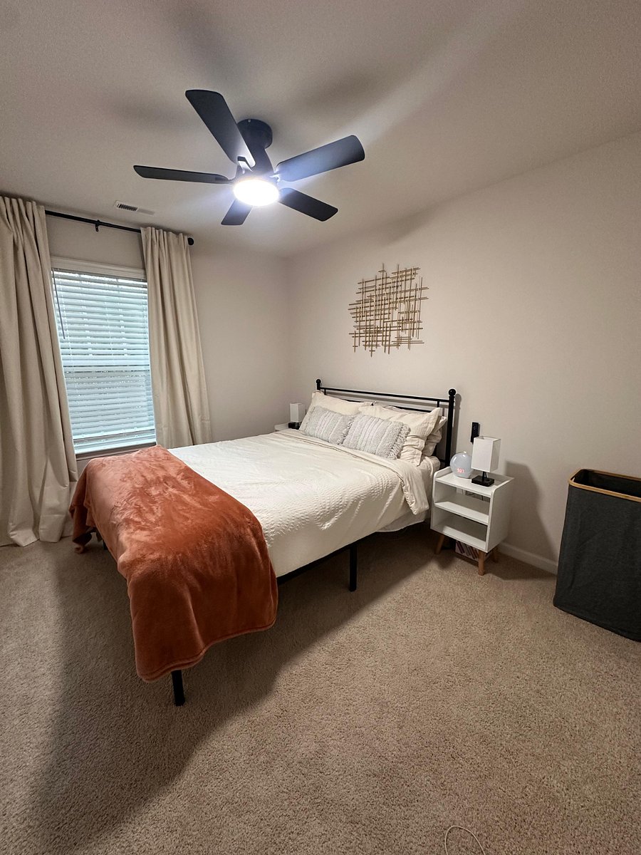 Queen Bedroom 