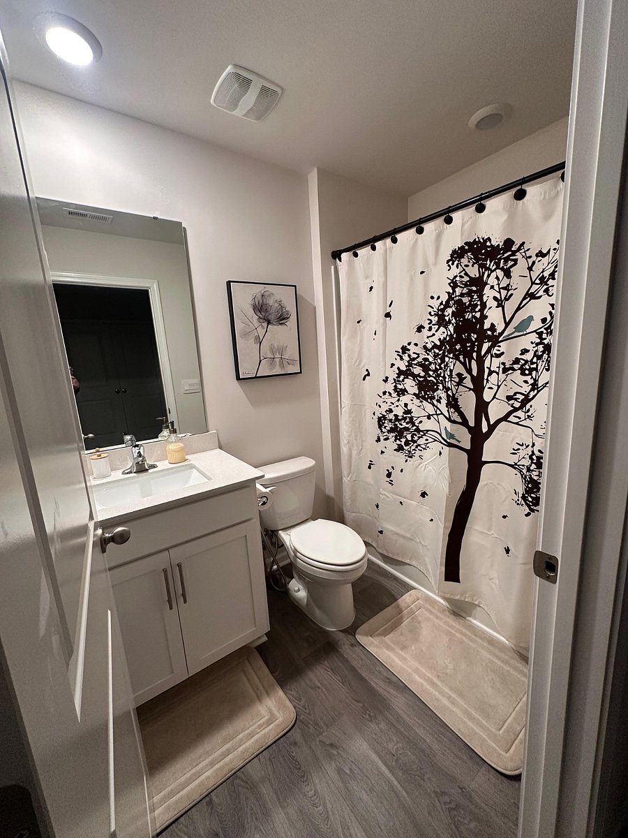 Queen Bathroom 