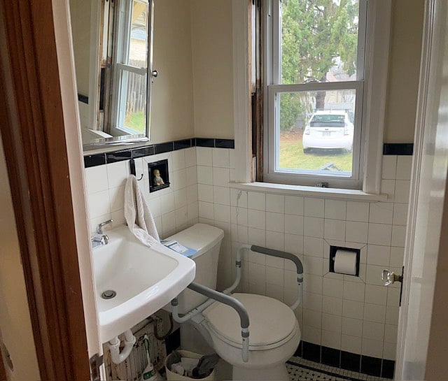 Main floor 1/2 bath