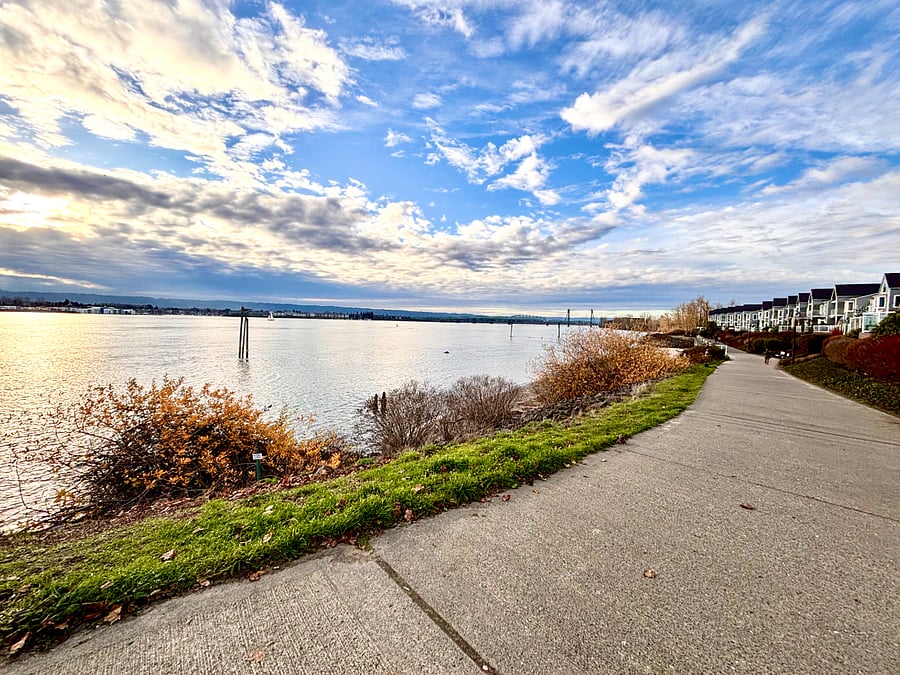 Step outside and find yourself less than a minute away from the breathtaking Columbia River, where the tranquil waters and scenic boardwalk beckon for leisurely strolls leading straight to the heart of downtown.