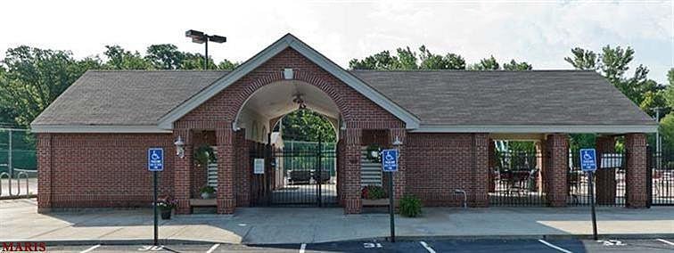 Our pool entrance, bathrooms, changing rooms, etc.
WE HAVE A GREAT TIME with many parties.