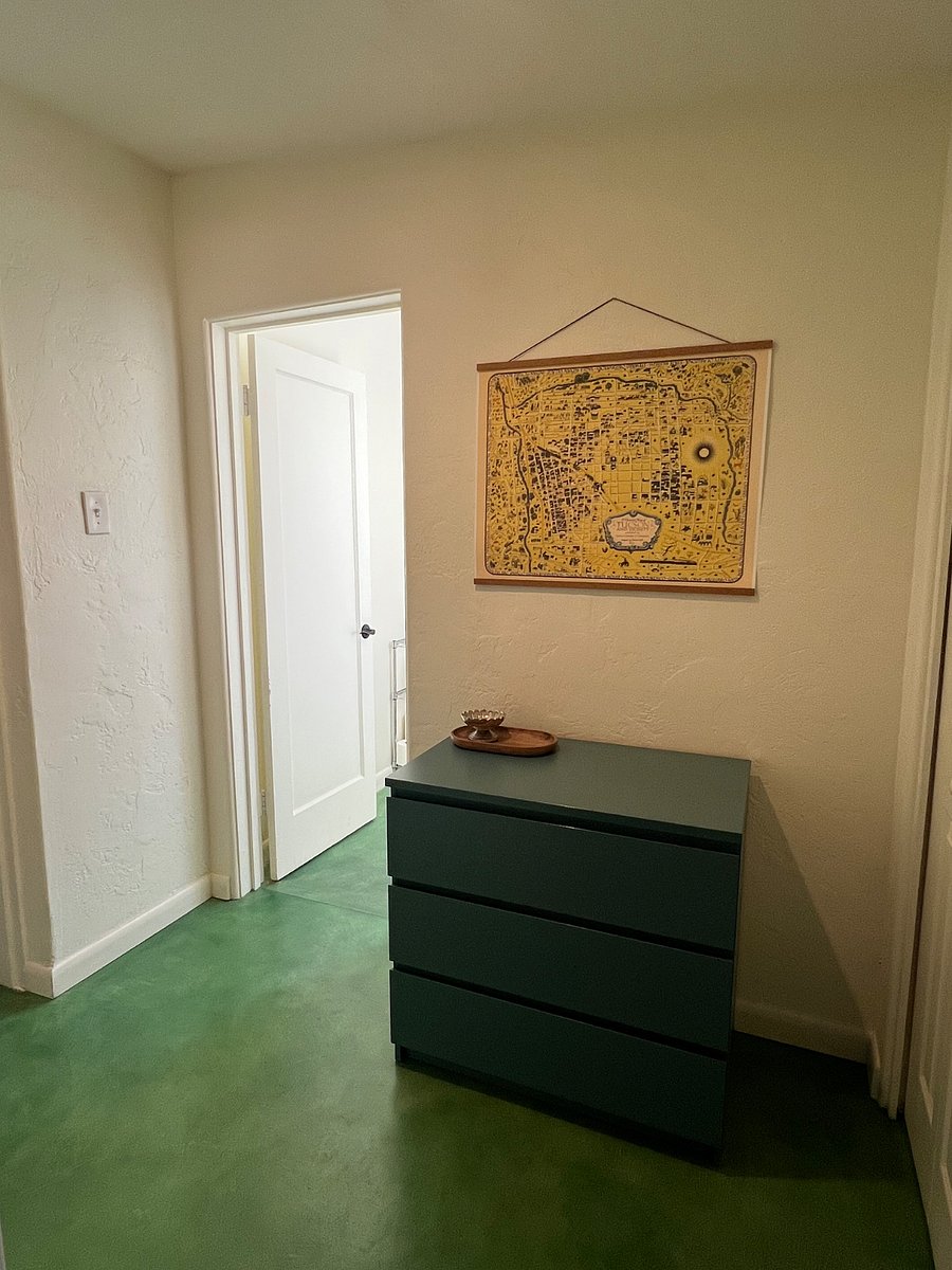 Guest suite entry/dressing area