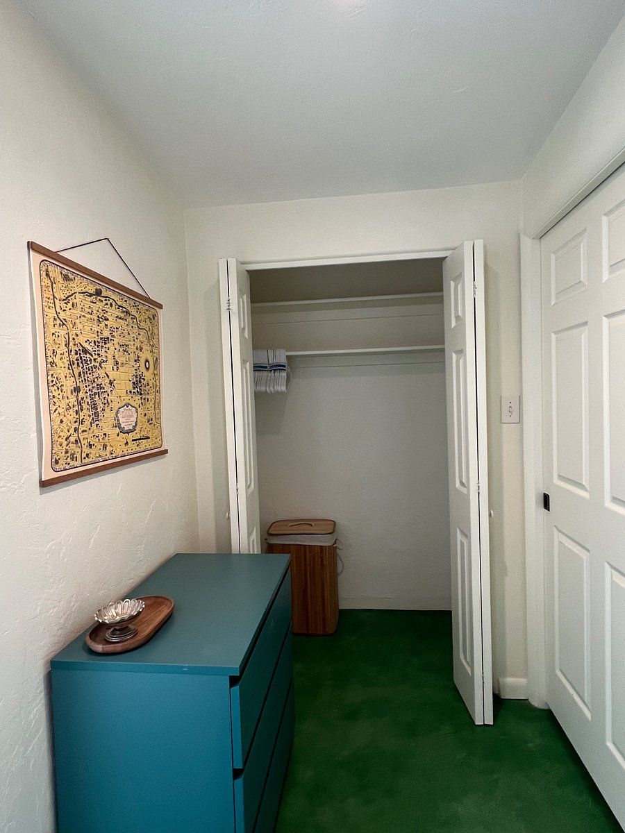 Guest suite entry/dressing area closet