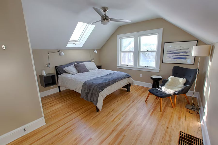 The front Bedroom is bright, open and airy.  The Queen bed has a 12" memory foam mattress, European style comforter (down alternative fill) , cotton sheets, two soft memory foam bamboo pillows, two medium firm standard pillows (non allergenic fill) and a cozy fleece blanket to keep you warm and toasty.