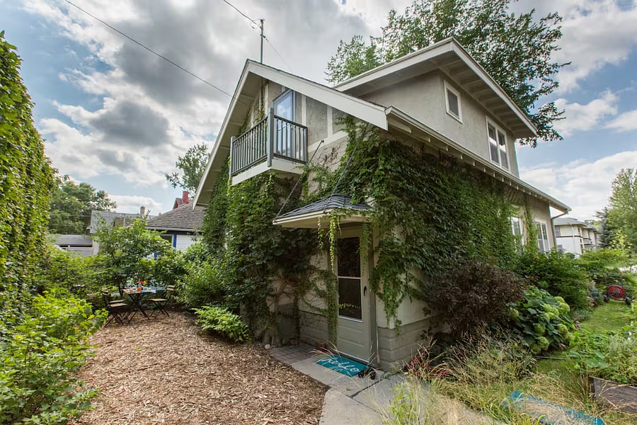 The Guesthouse has a small back yard and patio table nestled between the Guesthouse and Darling Cafe!
