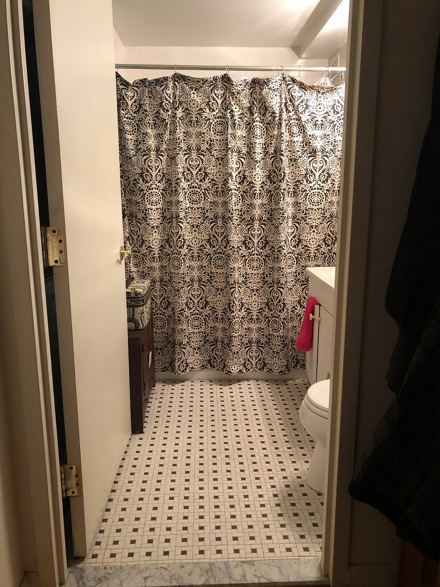 Shared bathroom (for bedroom #1)