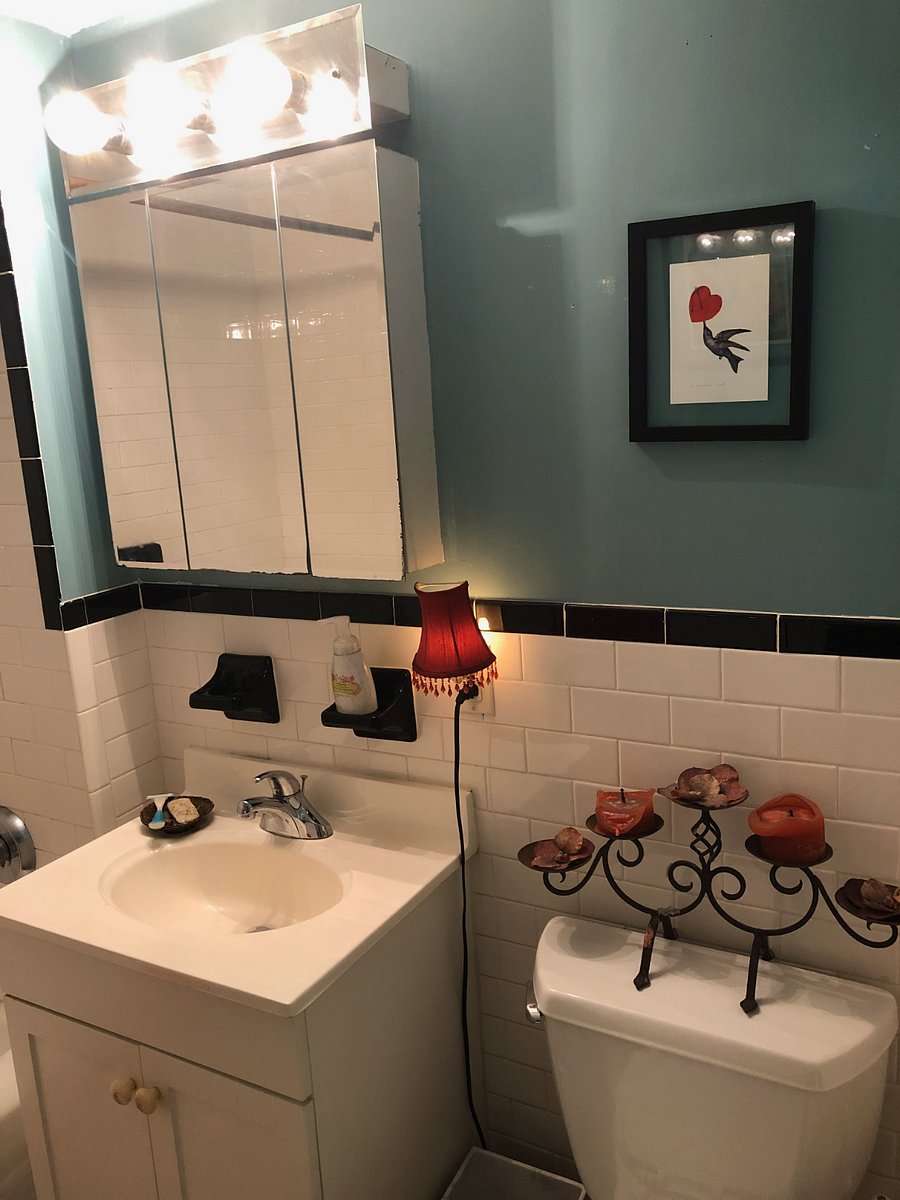 Shared bathroom (for bedroom #1)
