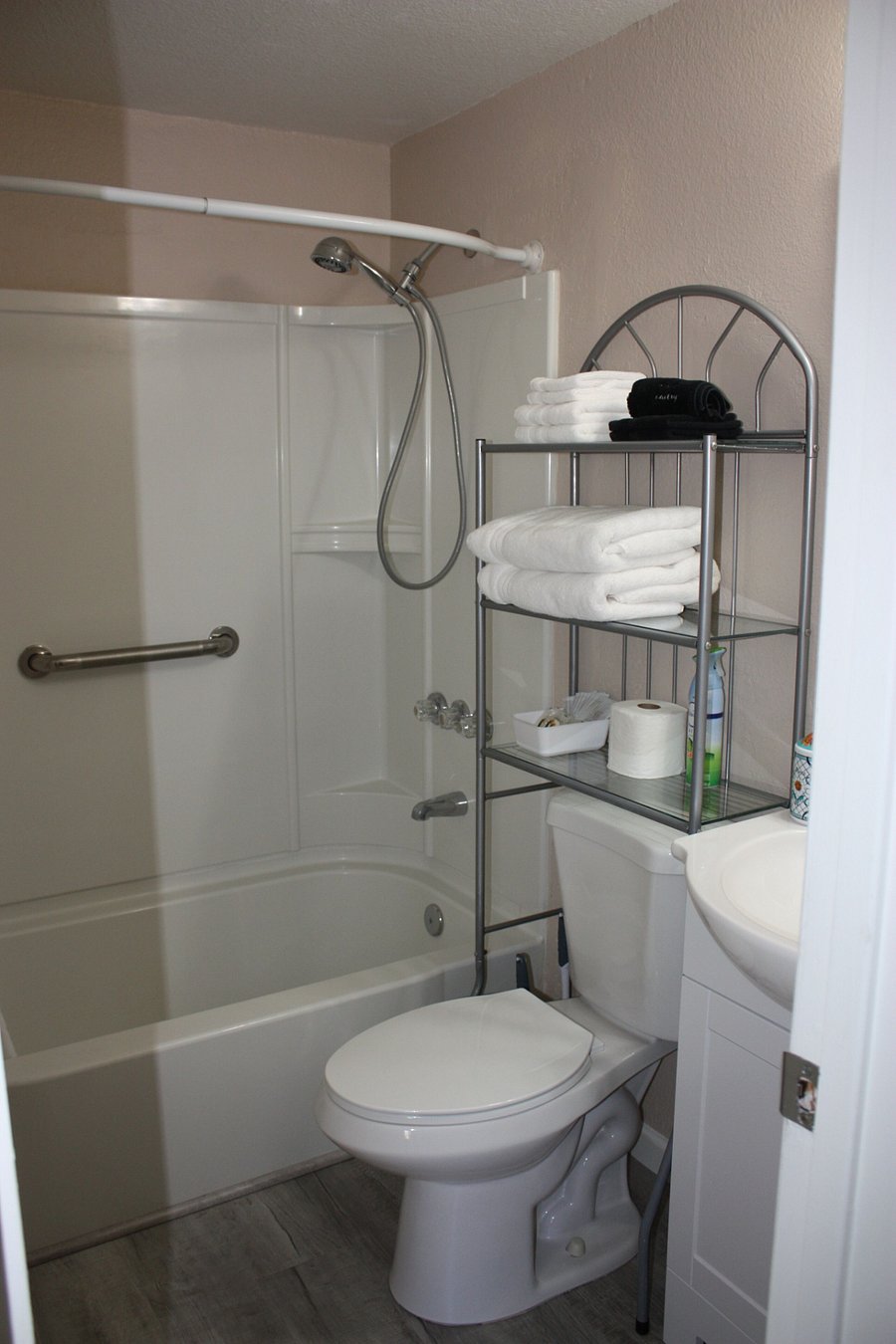 Bathroom with shower/tub