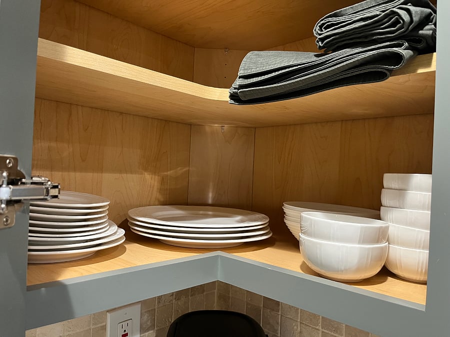 4 pc dinner ware set and lots of bowls. Place mats and napkins.