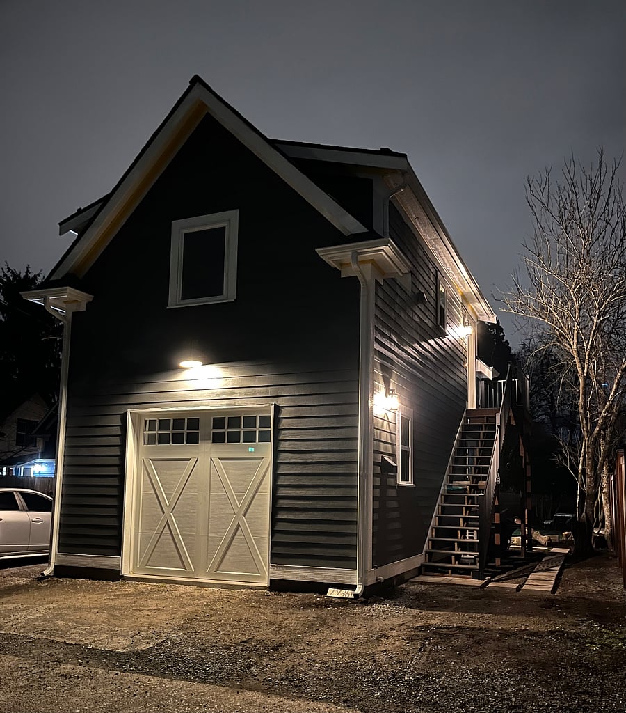 The entry is well lit at night with see through staircase and easy access from your vehicle. The lights come on automatically at dusk and go off at dawn.