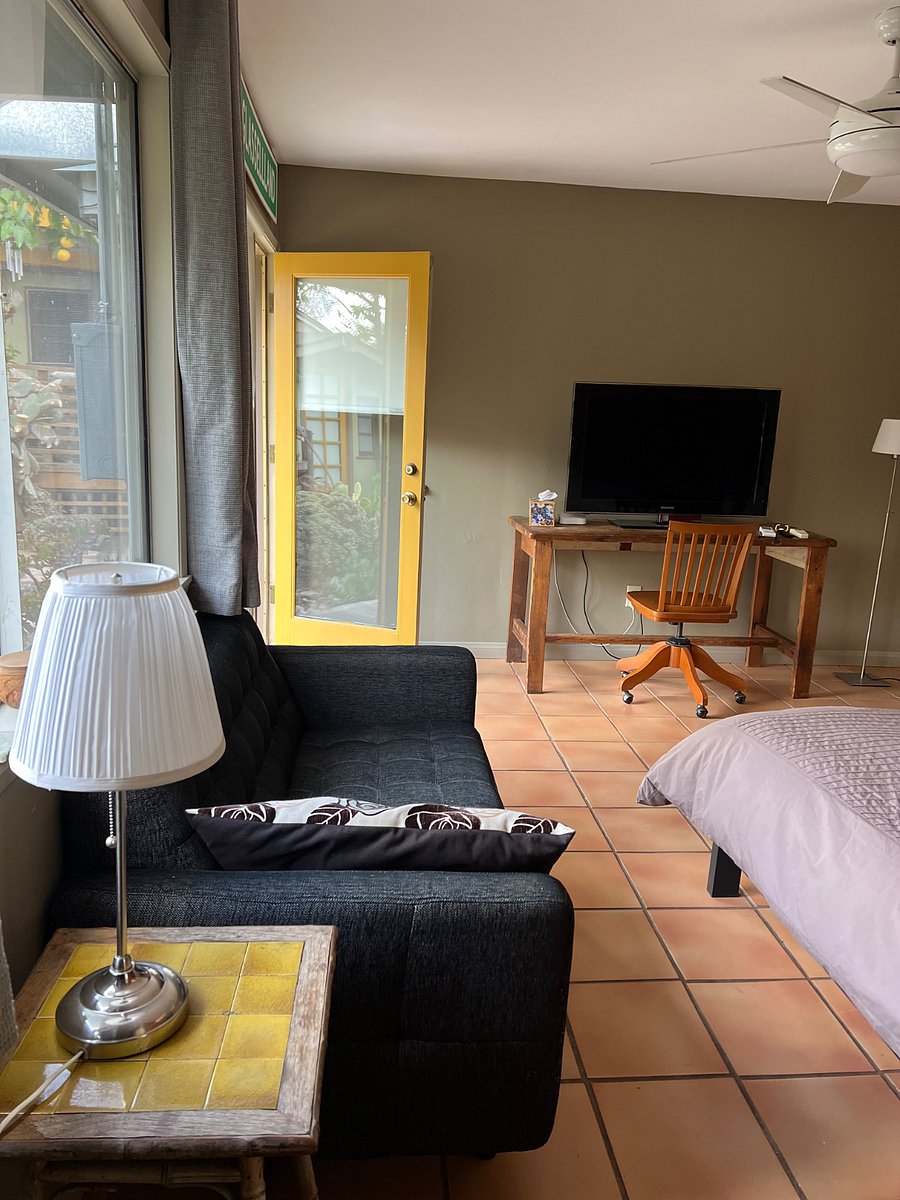 Guest studio bedroom. This is a lovely space for visitors.