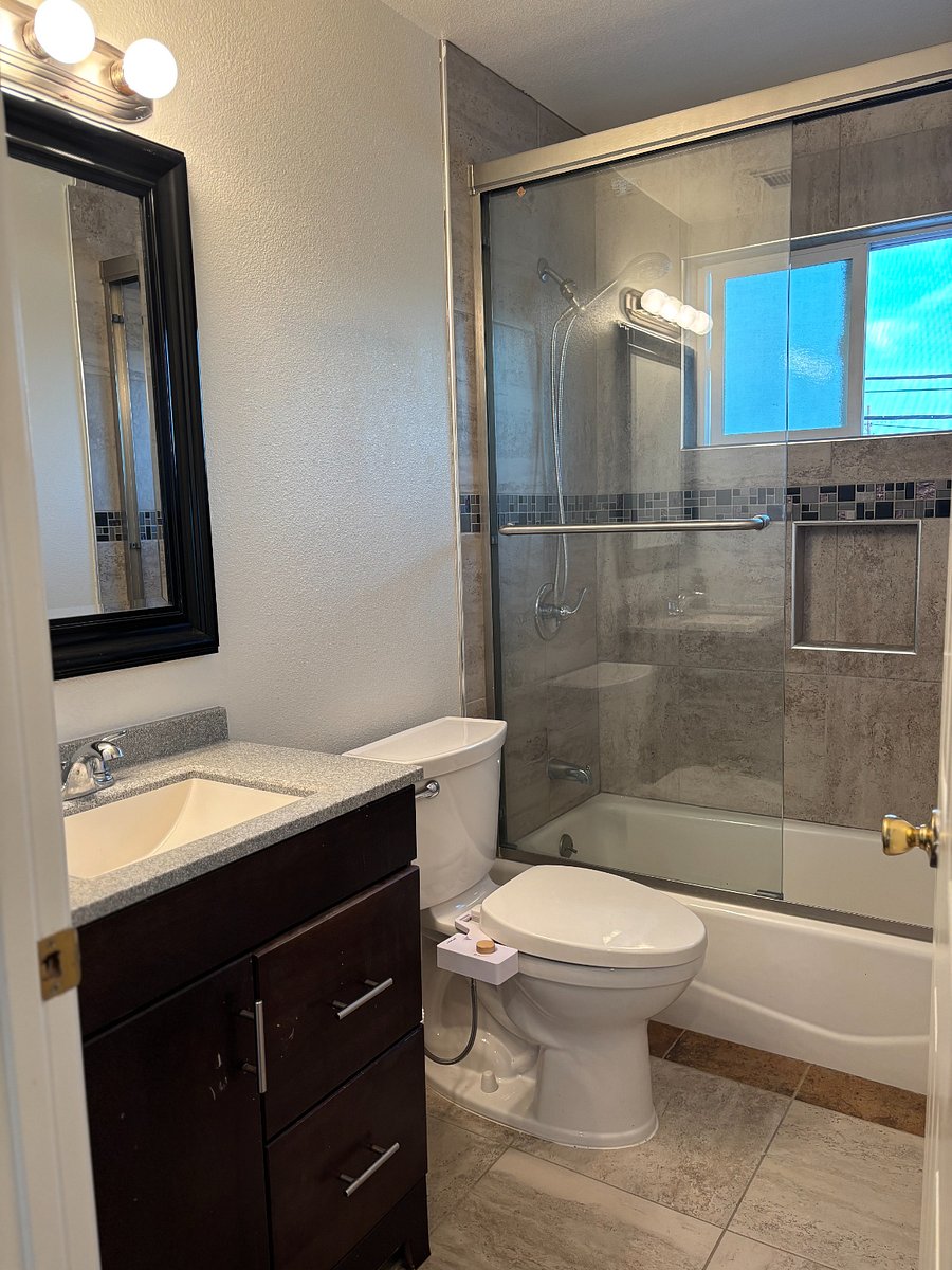 En-suite bath with shower-tub