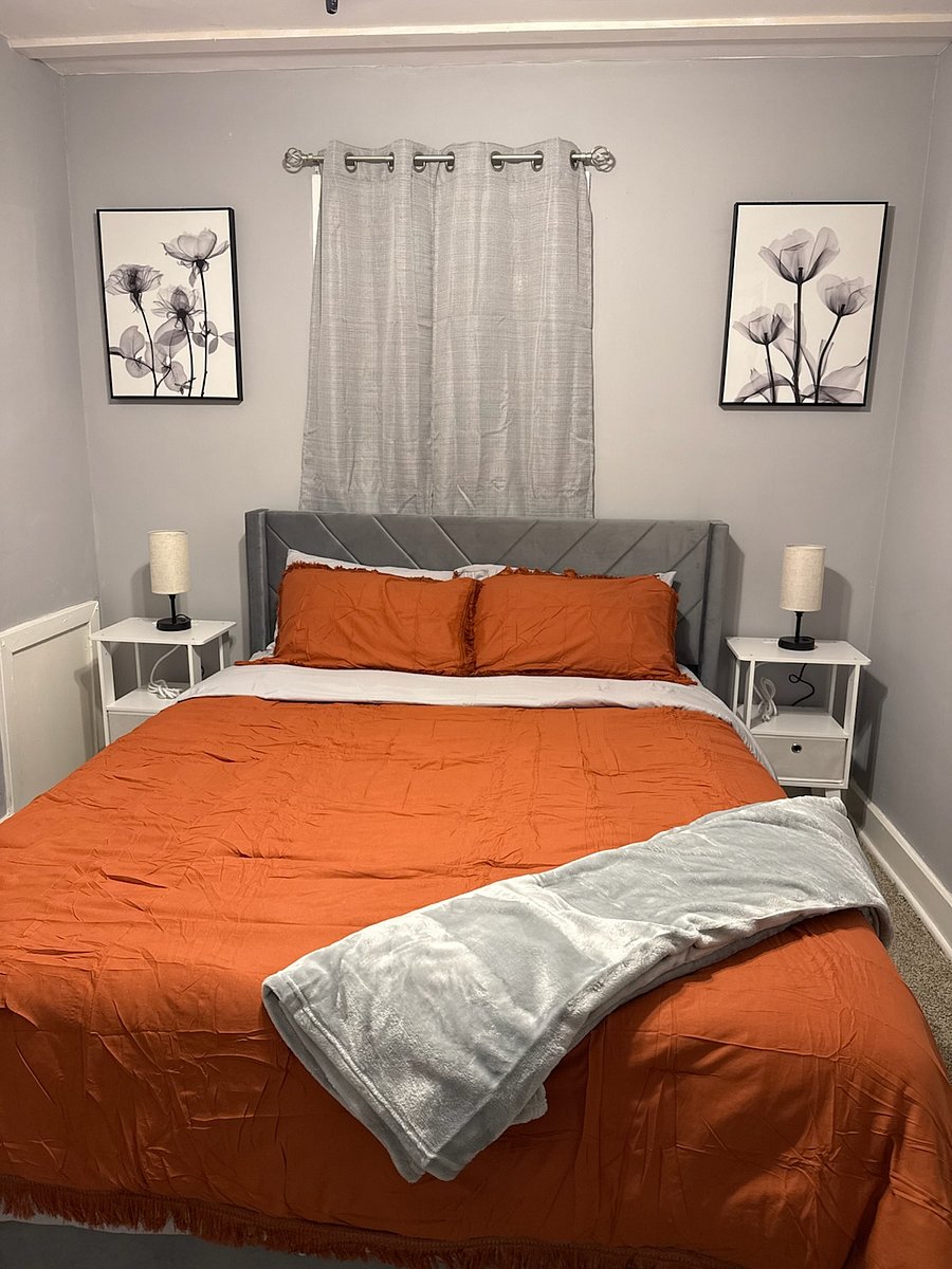 Bedroom 1- queen bed