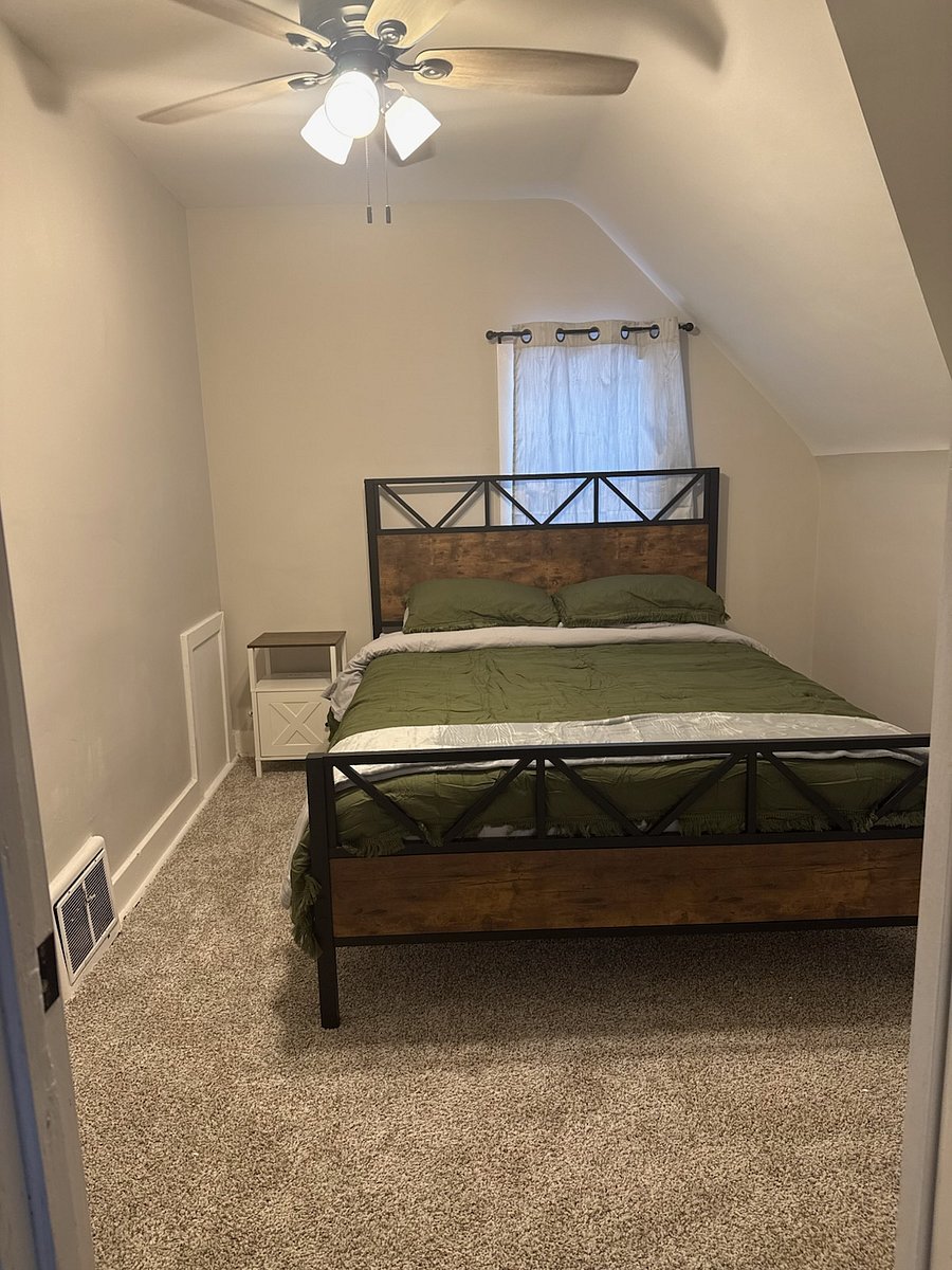 Bedroom 1 - queen bed