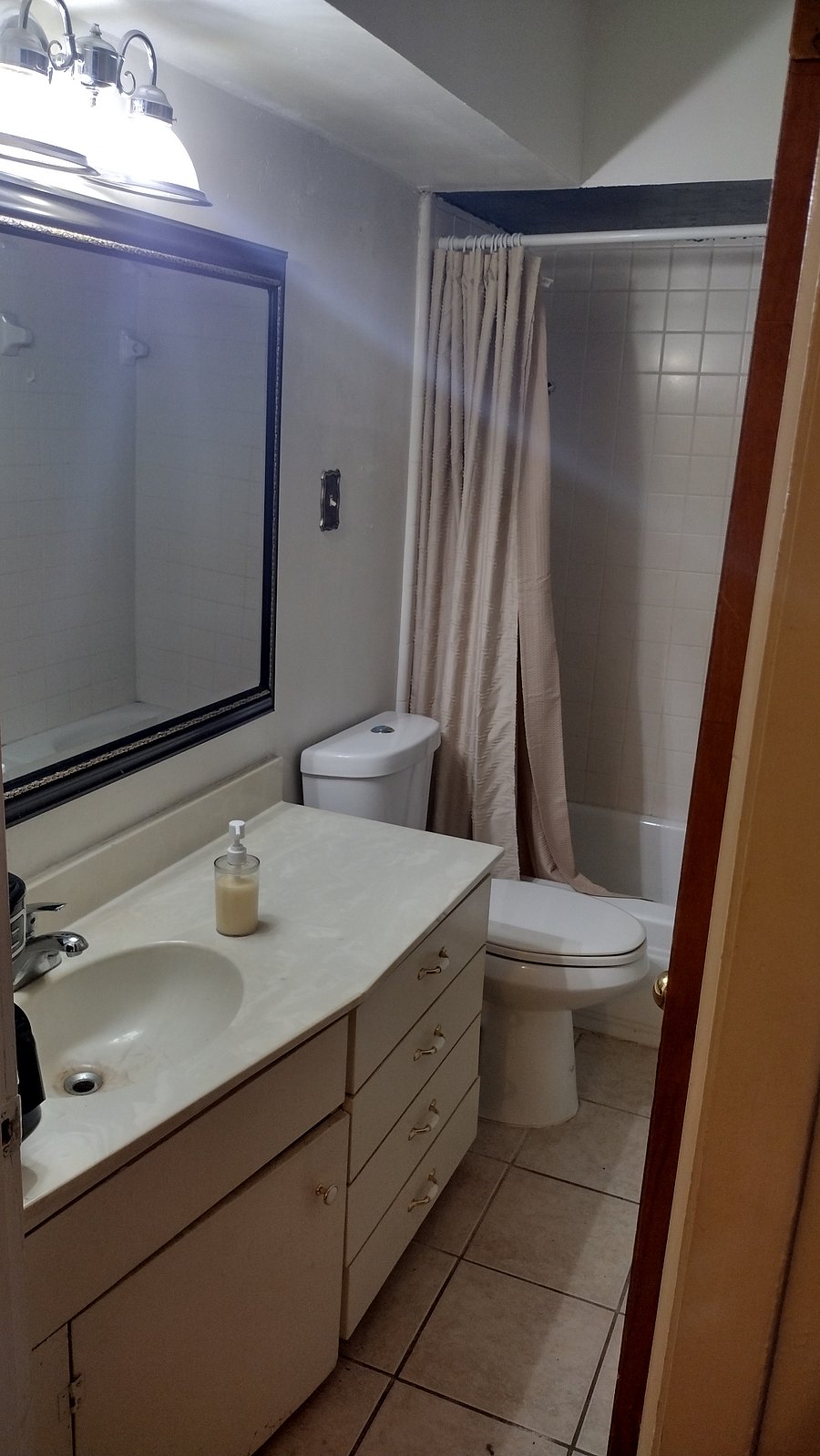 Fully supplied bathrooms. Toiletries, shampoo and conditioner, towels, toilet paper, and hand soap.