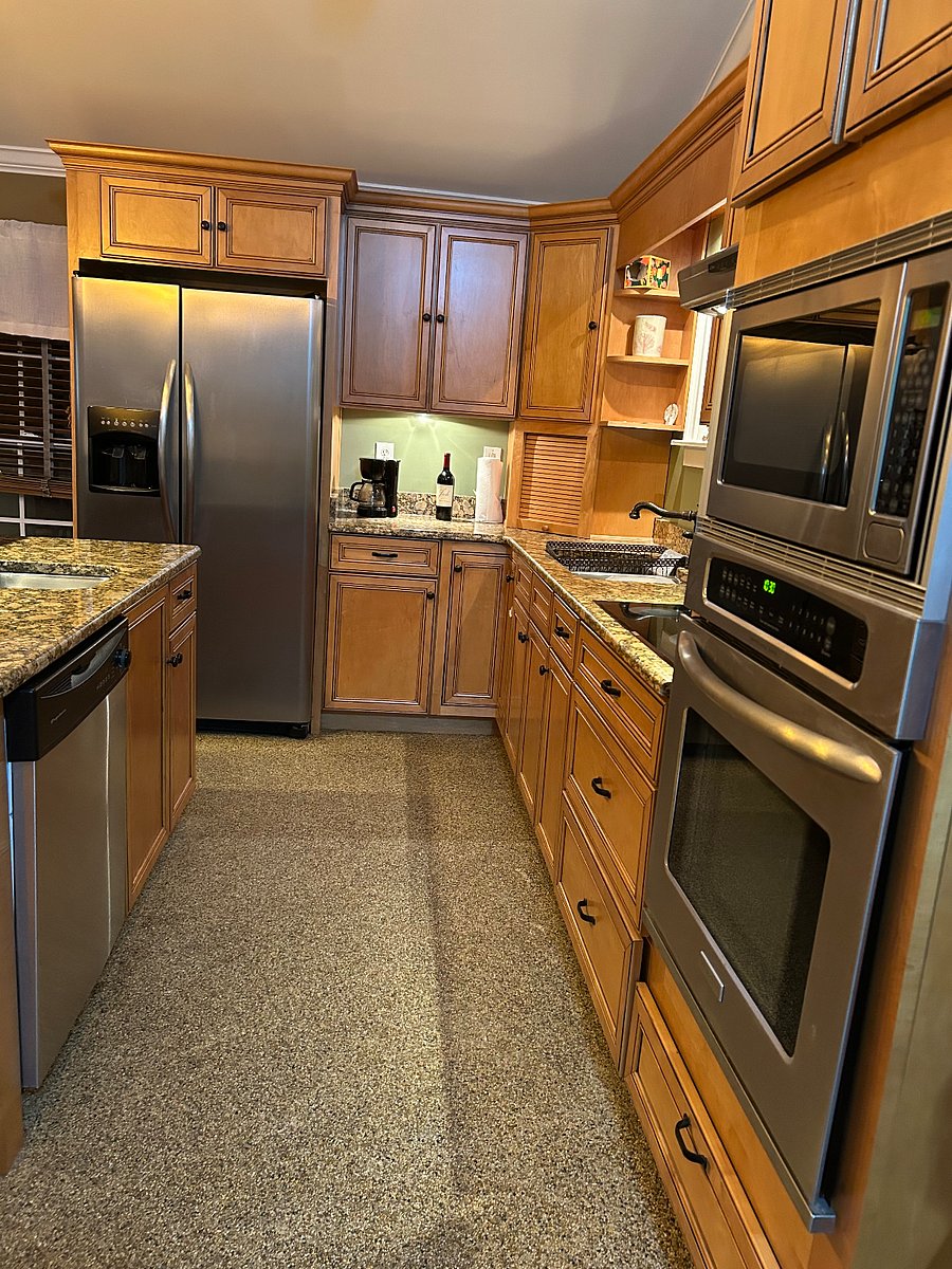 Kitchen area a lot of space 