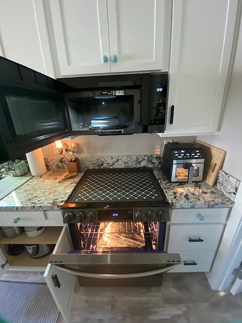 Full size e-stove, microwave and air fryer. 
